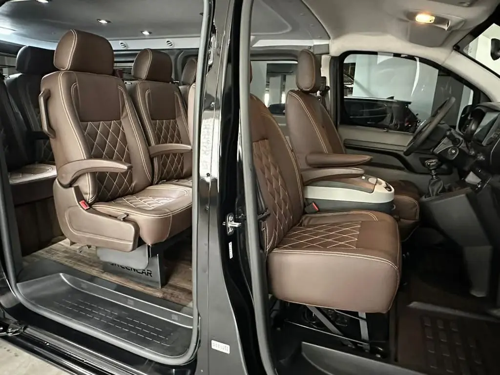 Interior de uma van executiva